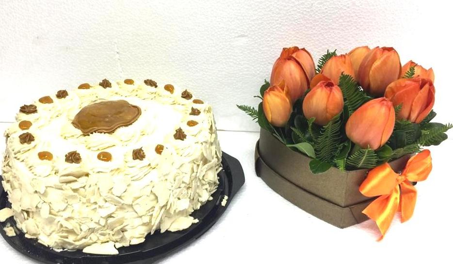 Caja Corazn de 10 Tulipanes y Torta del Dia para 15 Personas